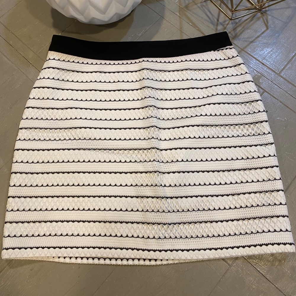 Women’s black and white skirt with side hidden zip